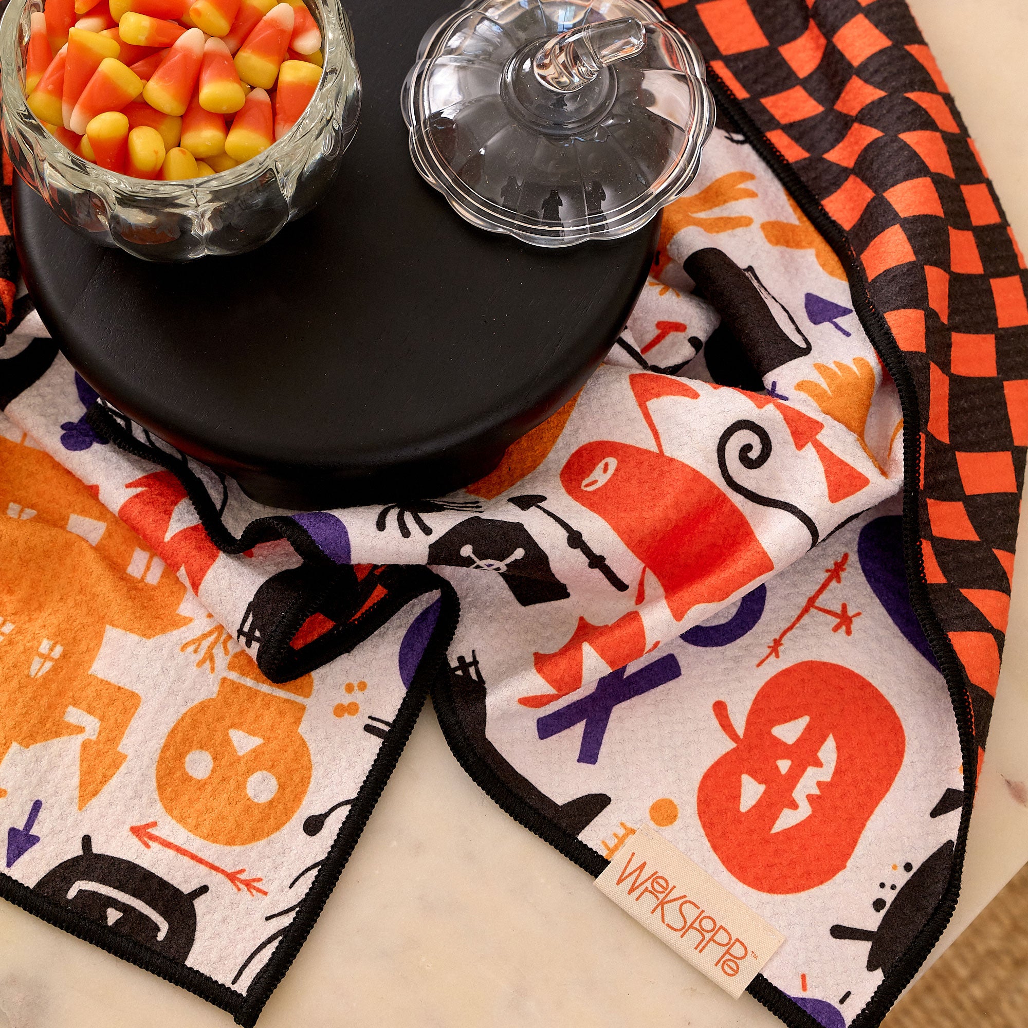Halloween icons towel, halloween, checkered print, reversible microfiber towels, artistic kitchen towels, kitchen towels
eco-friendly microfiber towels, ultra-absorbent, quick drying